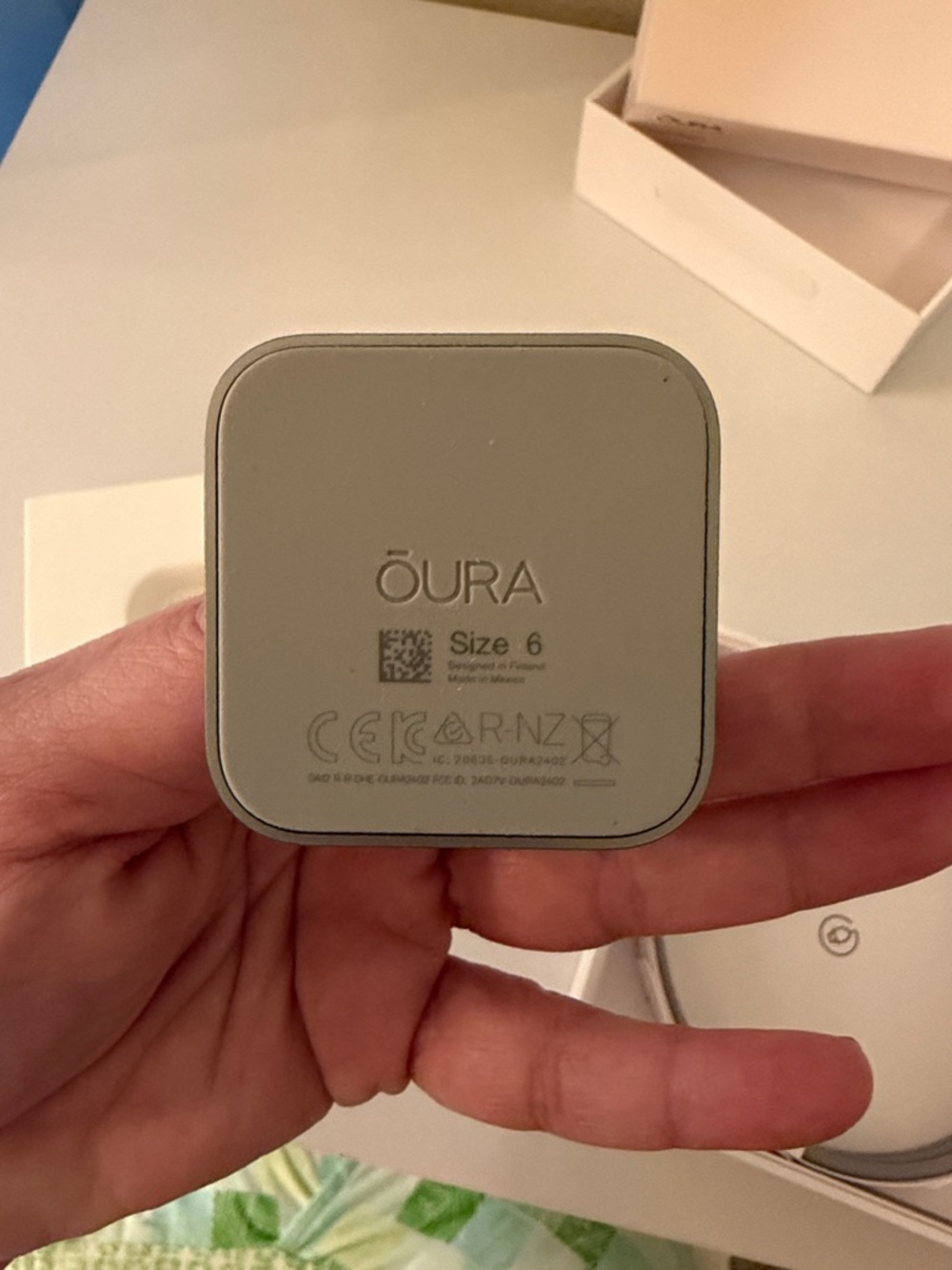 Oura Ring 4 Gold - Picture 7 of 10